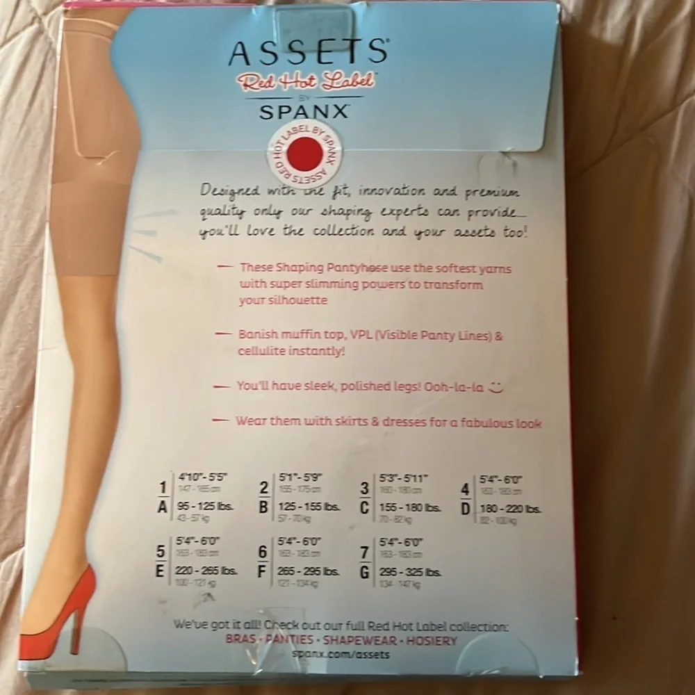 SPANX‎ Assets Red Hot Label!